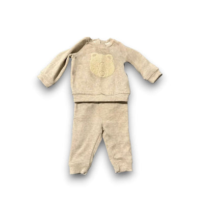 Cozy baby outfit set with bear design, perfect for outdoor adventures and gender-neutral gift options.