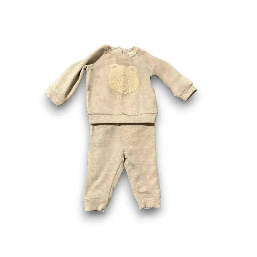 Soft beige baby sweatshirt and pants set with embroidered bear face, perfect for newborns and infants.